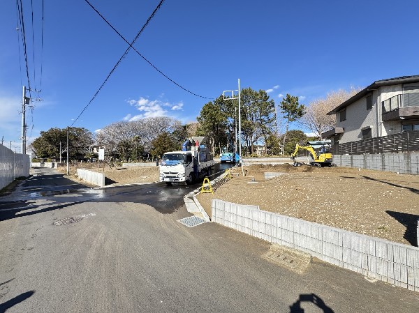 外観:前面道路は閑静な住宅地をはしる車通りの少ない道路。ベビーカーや自転車で通っても快適に通行できます。