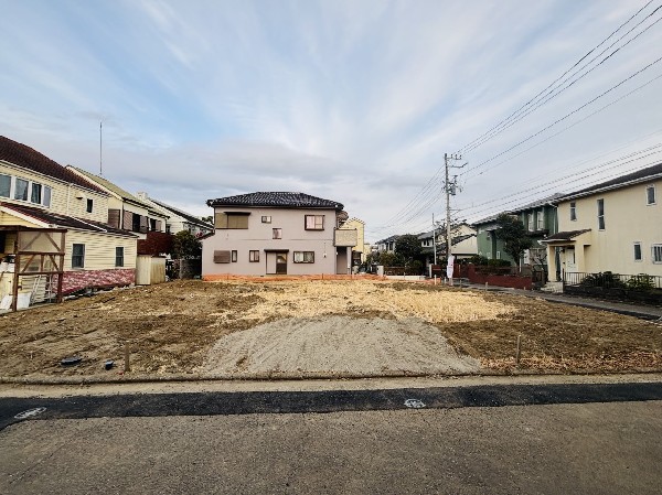 外観:閑静な住宅地で子育て家族にピッタリ。緑の潤いを感じながらホッと生活できそう。