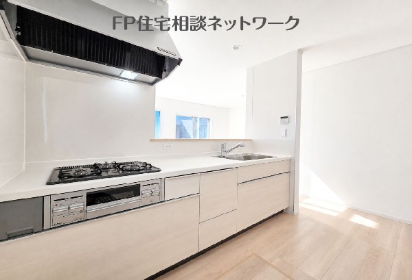 家族の様子を感じながらお料理できる、リビングとの一体感のある開放的な空間です。週末は家族揃ってランチなどはいかがでしょうか？  