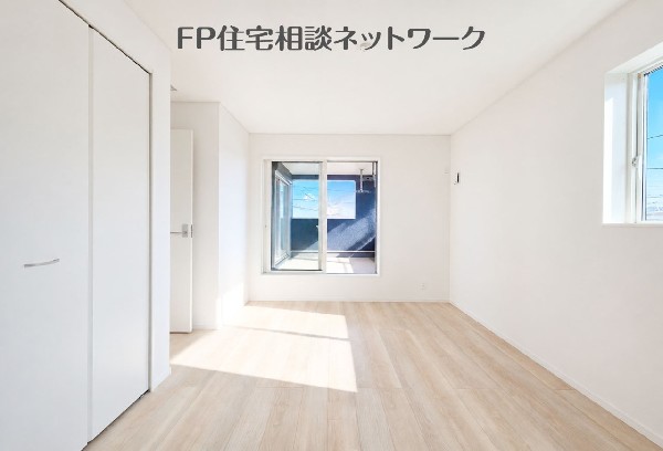 二面採光の明るさを活かした居室は、写真だけでなく現地でも魅力が伝わる見どころです。  