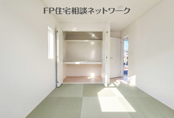 和室は家族が自然と集まり、会話が生まれやすい心地よい空間です。日々の使いやすさにつながります。  