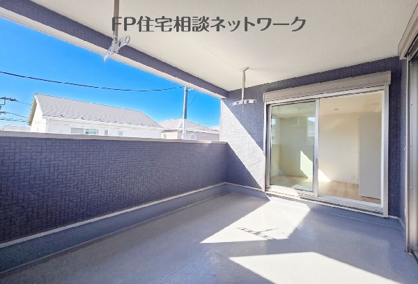 ２つの居室から出入りできる便利な２面バルコニー！お洗濯の動線がスムーズで、家事効率もアップ  