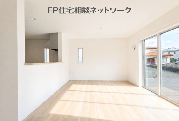 大きな窓は家族が自然と集まり、会話が生まれやすい心地よい空間です。日々の使いやすさにつながります。  