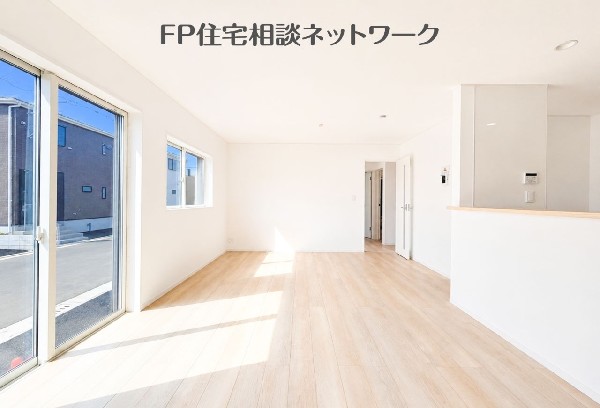 ソファを置いてゆったり寛げる広さのリビングは、ご家族の憩いの場にぴったり！  
