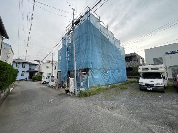 外観:深く豊かな緑と爽快な青い空を感じる、まるで杜の中に暮らすような心地よさを存分に堪能頂ける邸宅です。