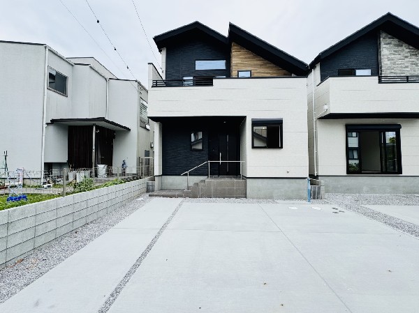 外観:第一種低層住居専用地域の良好な住環境が保たれたエリア。空が広く緑の多い閑静な趣を感じる環境です。