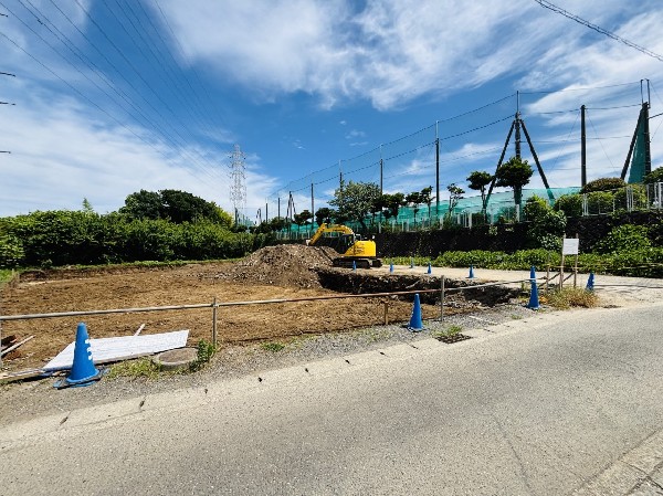 外観:周辺一帯は住居専用地域の良好な住環境が保たれたエリア。空が広く緑の多い閑静な趣を感じる環境です。