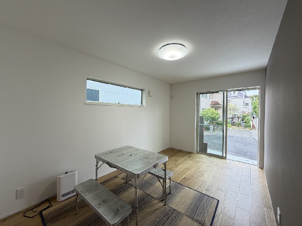 日差しを長時間受ける事が出来る暖かいお部屋です。大きな窓からは、眩しいほど光が差し込んでおりました！