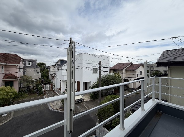目の前に遮るものがなく、ホッと一息つける開放的な眺望！毎日の景色がちょっとした癒やしになります。