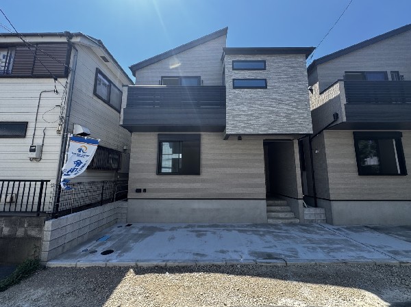 外観:深く豊かな緑と爽快な青い空を感じる、まるで杜の中に暮らすような心地よさを存分に堪能頂ける邸宅です。