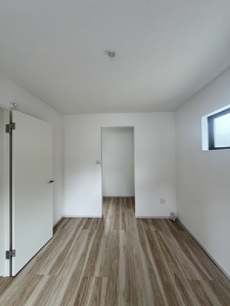 収納力が豊富な大型クローゼット。奥行きもあるので、収納ボックスをそのままクローゼットの中へ。部屋にものが出ずスッキリしますね。