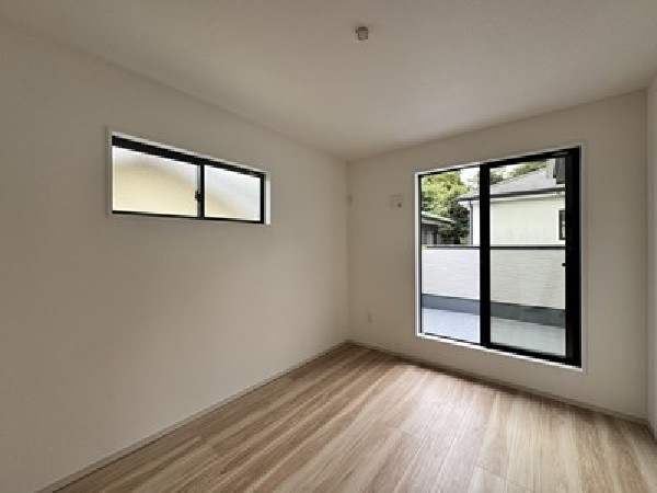 光が取り込みやすい2面採光の居室。日当たり良好です。