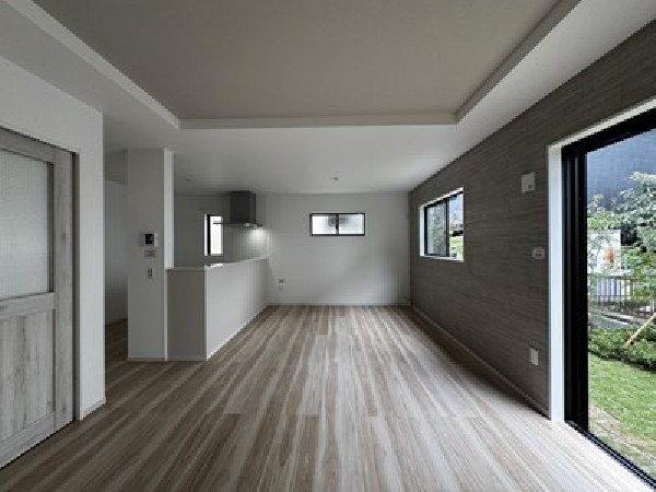 大切なご家族が集まるＬＤＫはこだわりたいですね！休日はおひさまの光をたっぷりと取りこめるリビングでゆったりと過ごしませんか？子供たちが元気に笑いながら走り回っている姿が目に浮かぶ空間です。