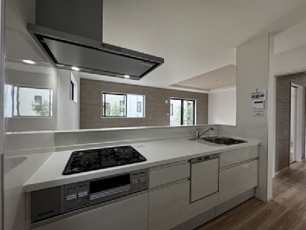 家族の様子を感じながらお料理できる、リビングとの一体感のある開放的な空間です。週末は家族揃ってランチなどはいかがでしょうか？