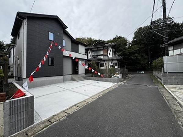 外観:目の前に広がる開放感とゆとり、暮らしの夢を育む理想の住まいがここにはあります。堂々とした姿で完成したこの住宅は見る人を魅了してくれる高級感があります！