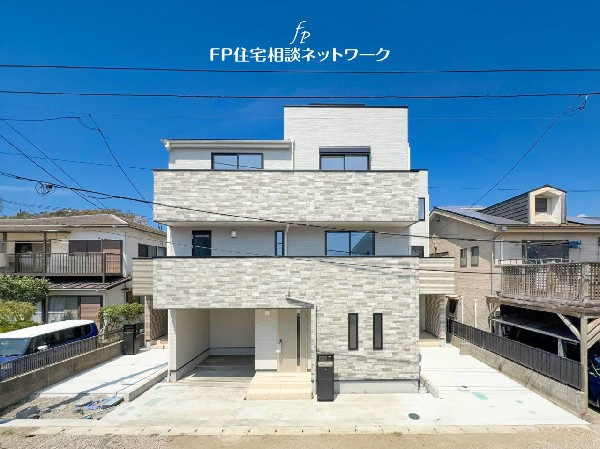 外観:深く豊かな緑と爽快な青い空を感じる、まるで杜の中に暮らすような心地よさを存分に堪能頂ける邸宅です。