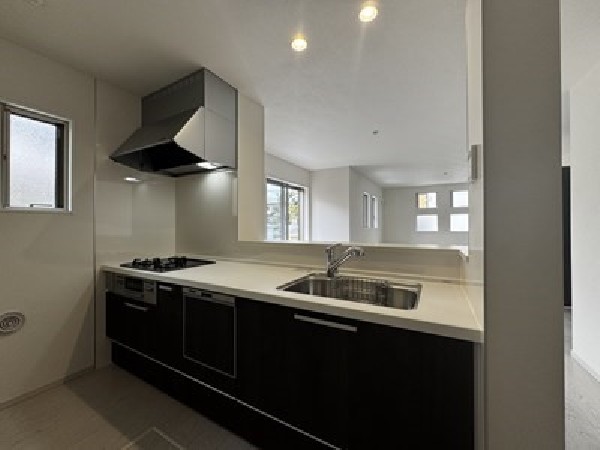   「浄水器・食洗機」を標準装備したキッチンは落ちついた色合いで飽きのこないデザインです。  