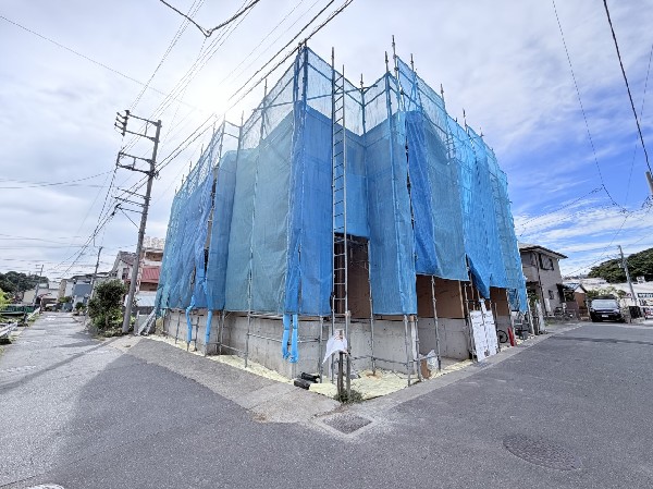 外観:  目の前に広がる開放感とゆとり、暮らしの夢を育む理想の住まいがここにはあります。  