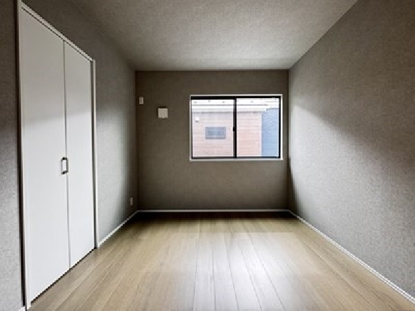 開放的な大型バルコニーは太陽の温かな温もりをめいっぱい受け止めてくれます。太陽の光と爽やかな風を受けたお洗濯物はあっという間に乾き、取りこむ時には太陽の匂いを感じられそうですね。