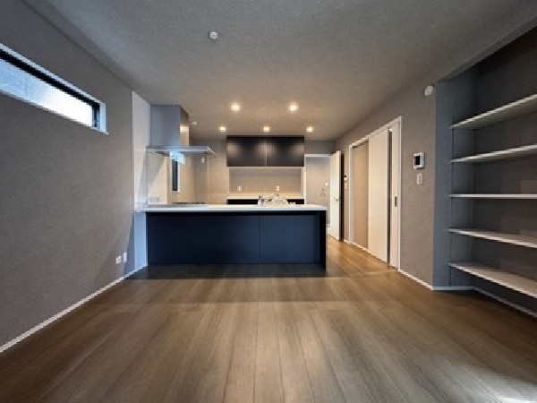 大切なご家族が集まるＬＤＫはこだわりたいですね！休日はおひさまの光をたっぷりと取りこめるリビングでゆったりと過ごしませんか？子供たちが元気に笑いながら走り回っている姿が目に浮かぶ空間です。