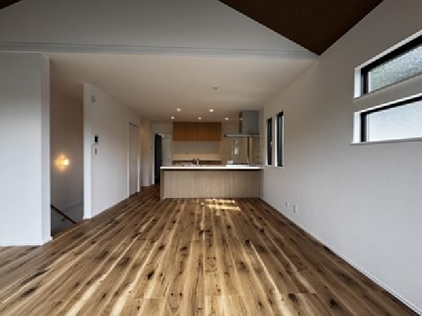 想像以上の質感が訪れる者の心を離さない。フローリング素材、窓の配置、どれをとってもワンランク上の仕上がり。