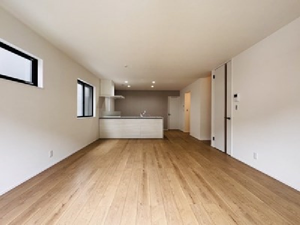 ソファを置いてゆったり寛げる広さのリビングは、ご家族の憩いの場にぴったり！ダイニングテーブルやソファー、ローテーブル等の家具もしっかりと配置できます。