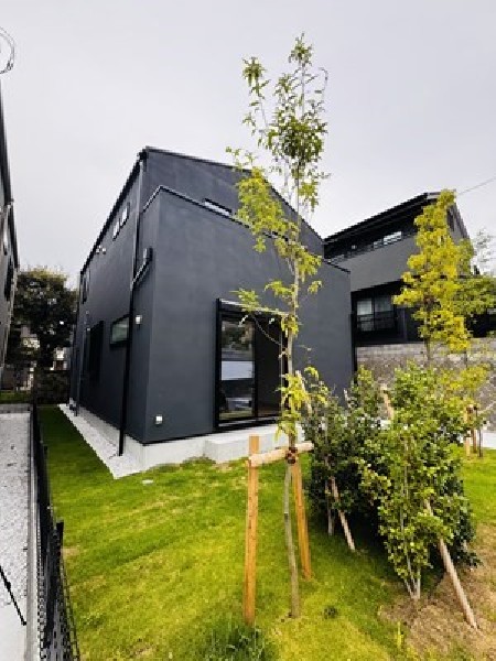 外観:目の前に広がる開放感とゆとり、暮らしの夢を育む理想の住まいがここにはあります。堂々とした姿で完成したこの住宅は見る人を魅了してくれる高級感があります！