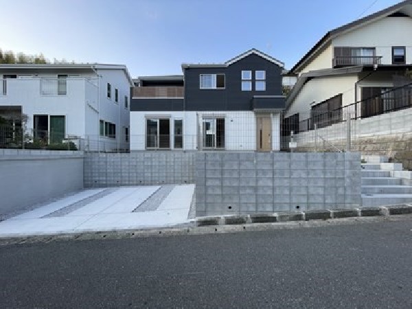 外観:開放感のある現地で、前面道路よりも少し高くなっておりますので、プライベート感も保たれます！高くなっている分、日当りや風通しも良く快適な生活が待っています！