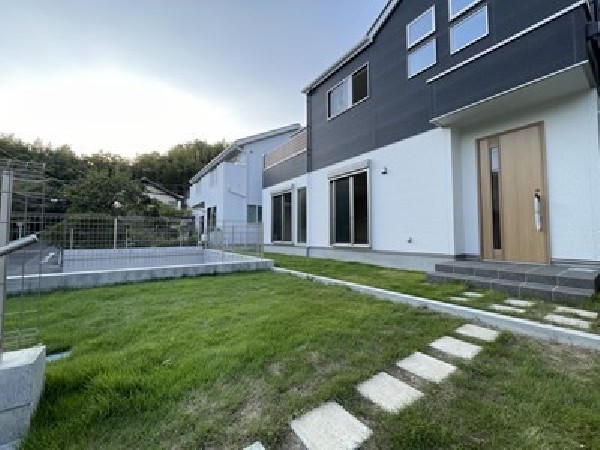 外観:広いお庭つきです。週末のＢＢＱなどいかがでしょうか？