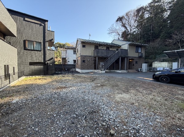 外観:空が広く緑の多い閑静な趣を感じる環境です。