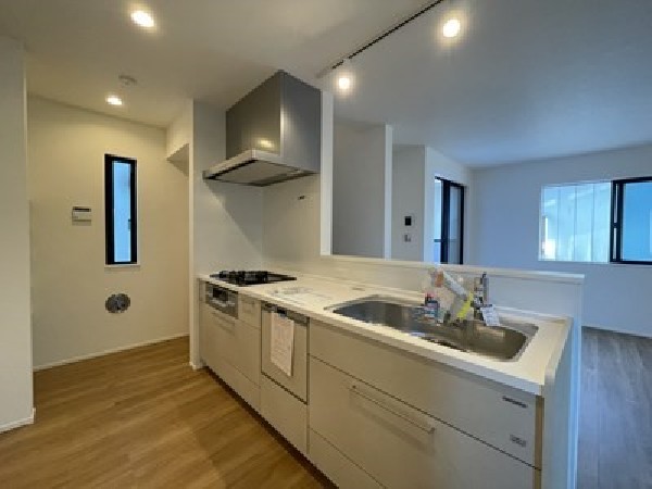 「浄水器・食洗機」を標準装備したキッチンはナチュラルな色合いで飽きのこないデザインです。