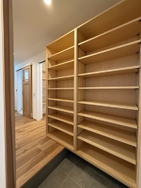 玄関にはシューズボックスの他に何かと便利な収納スペースを兼ね備えており来客時にも玄関がキレイ、すっきりとした状態でお迎えできます！