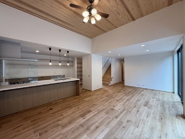 ソファを置いてゆったり寛げる広さのリビングは、ご家族の憩いの場にぴったり！ダイニングテーブルやソファー、ローテーブル等の家具もしっかりと配置できます。