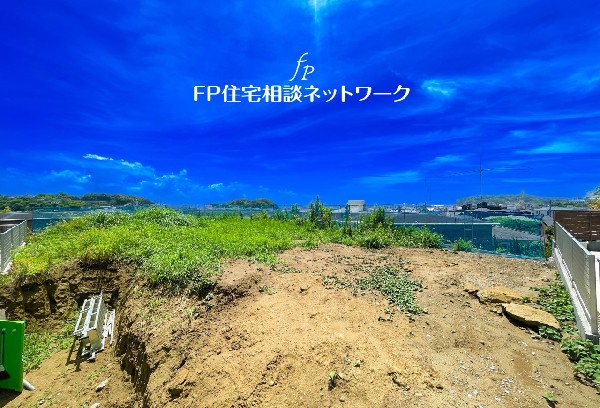 外観:江ノ島が一望できる現地で、南側が下がっているのでプライベート感も保たれます！日当りや風通しも良く快適な生活が待っています！