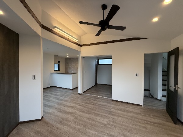 大切なご家族が集まるＬＤＫはこだわりたいですね！休日はおひさまの光をたっぷりと取りこめるリビングでゆったりと過ごしませんか？