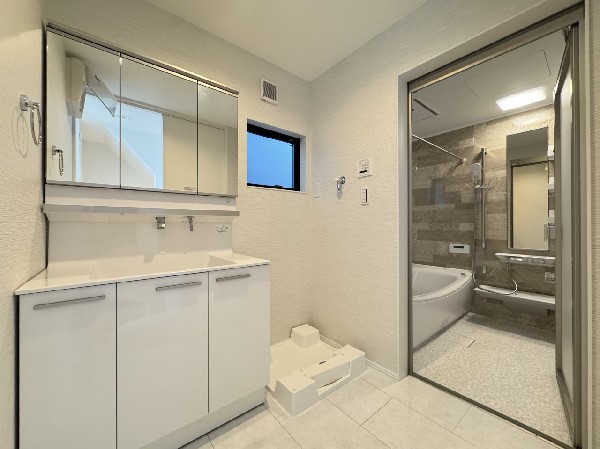 江ノ島が見える開放的なバルコニーは太陽の温かな温もりをめいっぱい受け止めてくれます。爽やかな風を受けたお洗濯物はあっという間に乾き、取りこむ時には太陽の匂いを感じられそうですね。