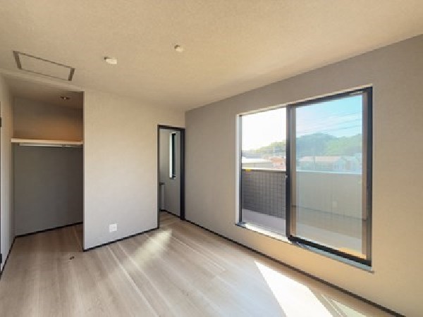 開放的なバルコニーは太陽の温かな温もりをめいっぱい受け止めてくれます。太陽の光と爽やかな風を受けたお洗濯物はあっという間に乾き、取りこむ時には太陽の匂いを感じられそうですね。