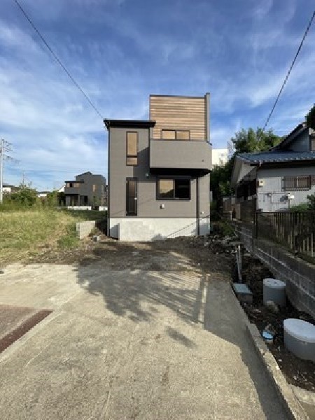 外観:最寄り駅まで平坦徒歩アクセスの好立地。利便性と住環境のどちらも譲れない方は是非現地をご覧ください。