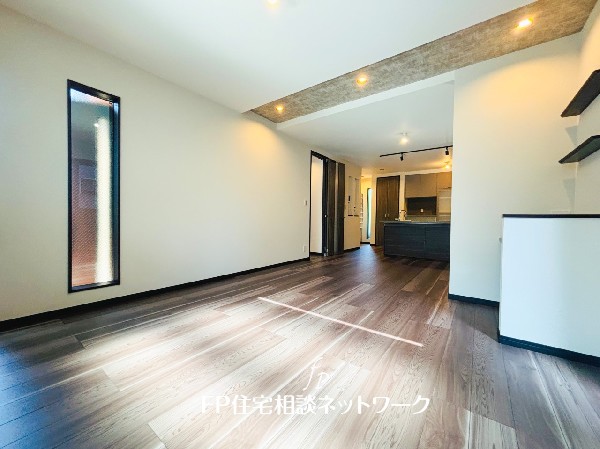 ソファを置いてゆったり寛げる広さのリビングは、ご家族の憩いの場にぴったり！ダイニングテーブルやソファー、ローテーブル等の家具もしっかりと配置できます。