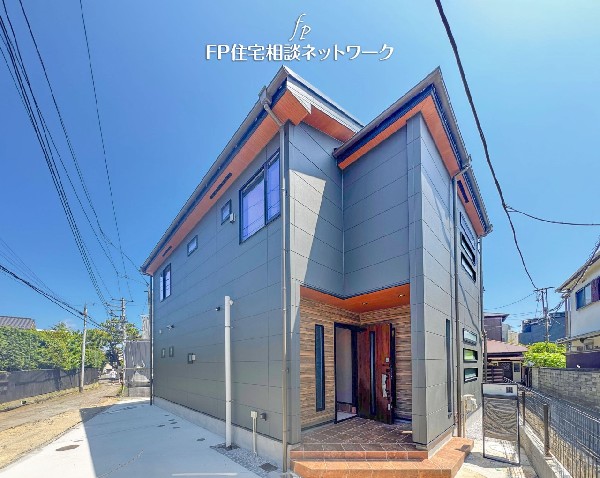 外観:黒を基調に個性を演出。クールな印象の中にあたたかみを感じさせるデザイン。青空を背景に凛と立つスタイリッシュな外観が、住まう人に誇りを与えてくれます。