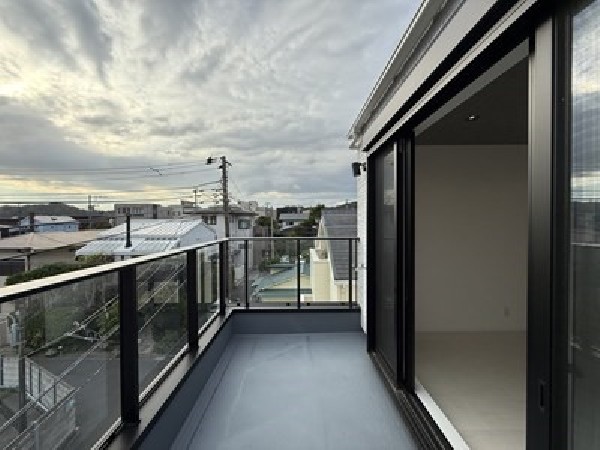 開放的なバルコニーは太陽の温かな温もりをめいっぱい受け止めてくれます。太陽の光と爽やかな風を受けたお洗濯物はあっという間に乾き、取りこむ時には太陽の匂いを感じられそうですね。