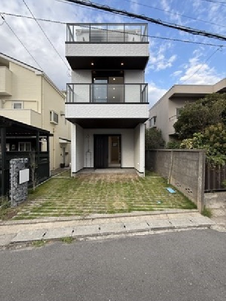 外観:四季を通じて自然と触れ合えるスポットが周辺には盛りだくさん！お散歩やジョギング、週末のご家族での遊びに最適です。目の前に広がる開放感とゆとり、暮らしの夢を育む理想の住まいがここにはあります。    