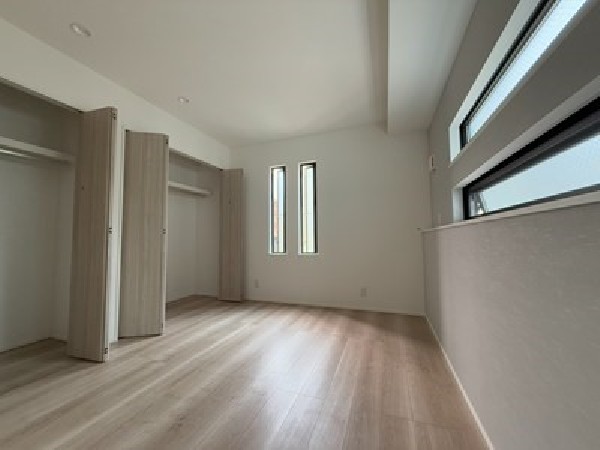 光が取り込みやすい2面採光の居室。日当たり良好です。クローゼットを完備し、収納スペースも十分。