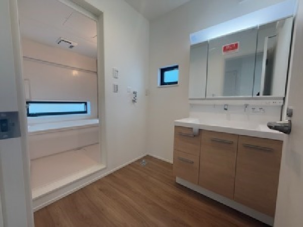 窓を開ける度に季節の移り変わりを感じる大型バルコニー