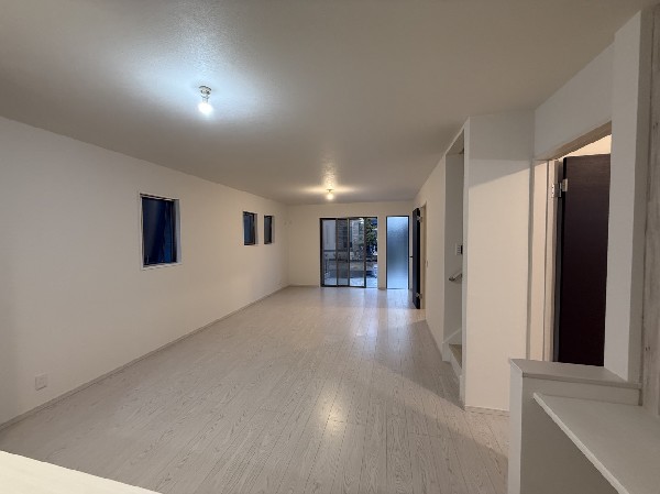 白いクロスとホワイトのフローリングでコーディネートしました！どんな家具にも映える飽きのこない仕様です！