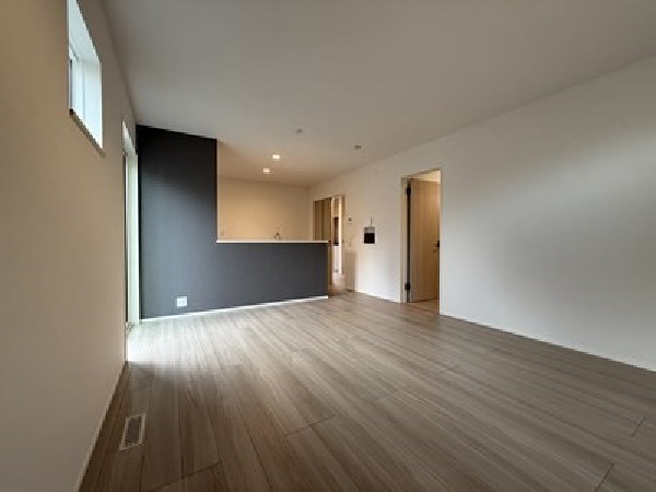 白いクロスとナチュラルな明るめのフローリングでコーディネートしました！