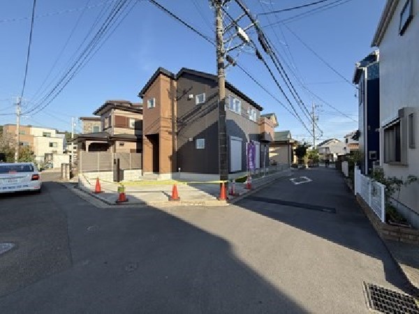 外観:日当たりが良く開放感のある角地です。 2方向から光や風を取り込める明るい住まいが実現しました！