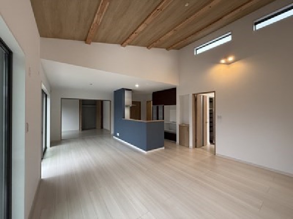 ソファを置いてゆったり寛げる広さのリビングは、ご家族の憩いの場にぴったり！