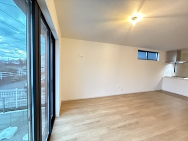 ソファを置いてゆったり寛げる広さのリビングは、ご家族の憩いの場にぴったり！