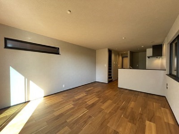 ソファを置いてゆったり寛げる広さのリビングは、ご家族の憩いの場にぴったり！